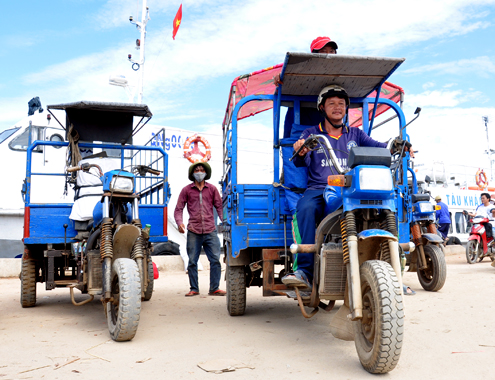 Dịch vụ vận chuyển người và xe 'hốt' bạc triệu