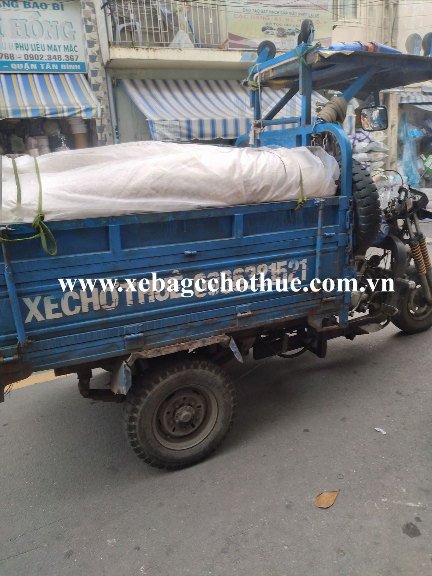 Khách hàng thuê xe ba gác chở thuê quận Tân Bình 
